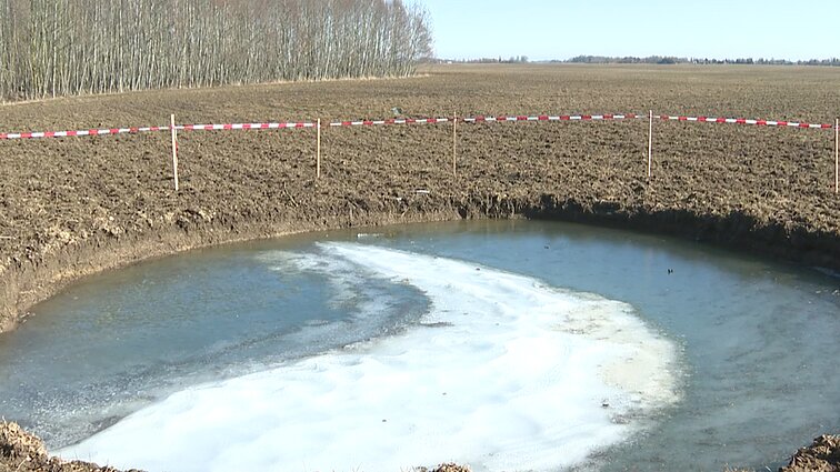 Nekasdienis atvejis Pakruojo rajone – atsivėrė mažiausiai 7 metrų ilgio smegduobė: įgriuvo ūkininko žemės plotas