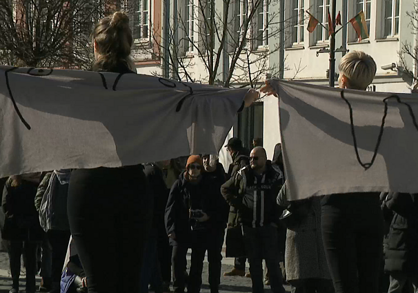 Rotušės aikštėje surengta akcija, kuria siekta atkreipti dėmesį į moters kūno sudaiktinimą