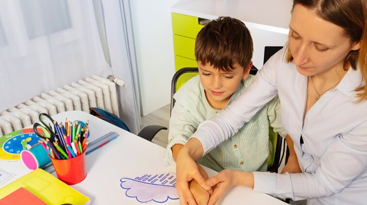 Kvalifikacijos reikalavimų nėra, bet pritraukti sunku: mokytojų padėjėjai darbe neužsibūna dėl mažos algos