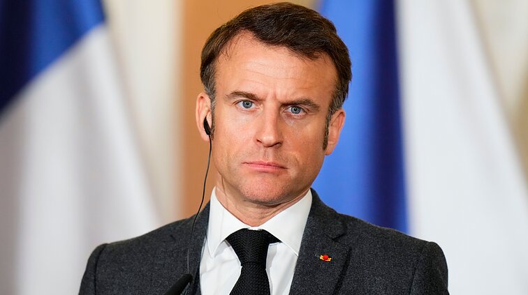 „Užteks brėžti raudonąsias linijas sau“: Macronas ragina Europą nebūti baile