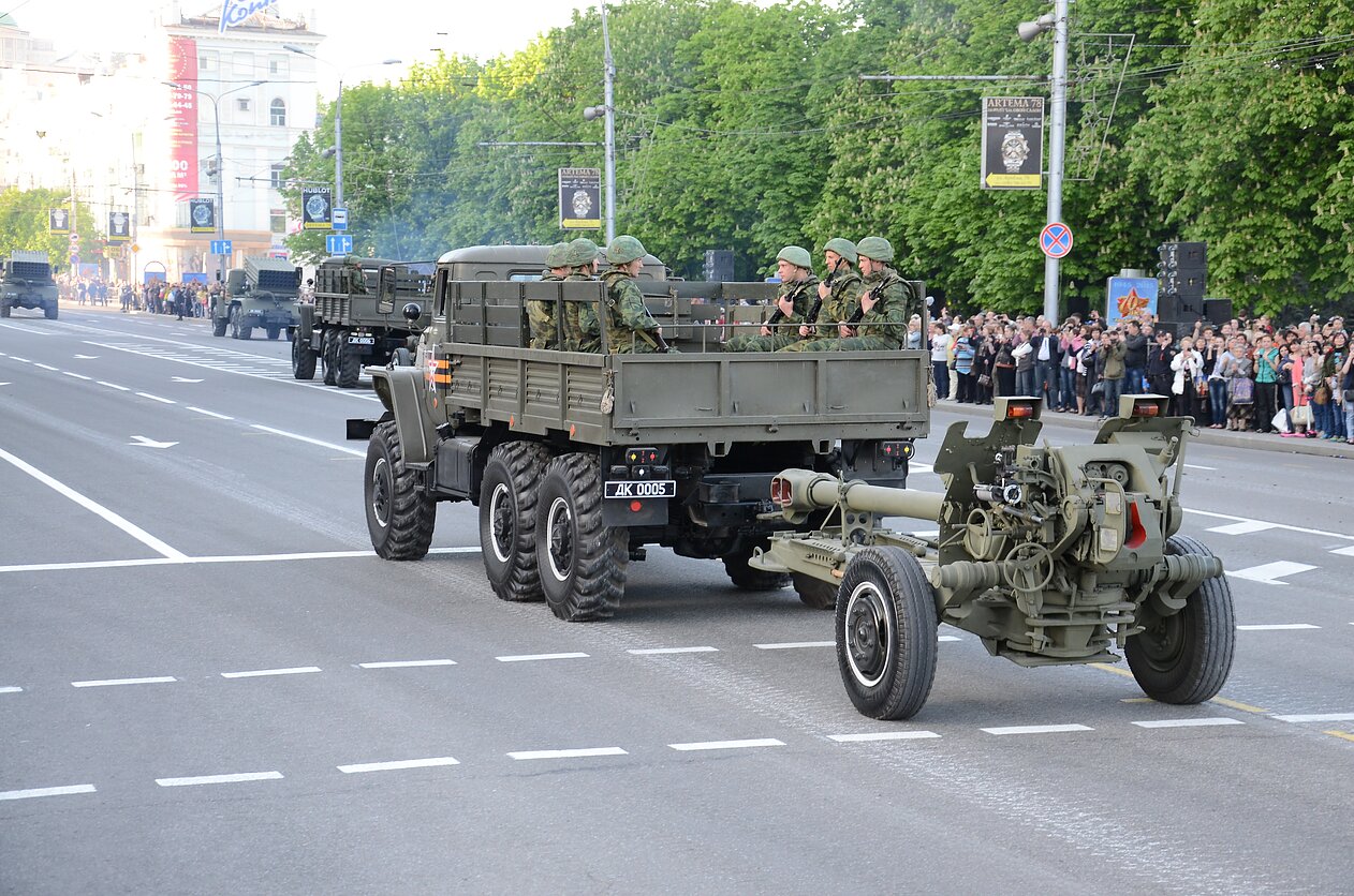 Война России против Украины. 122-мм гаубица Д-30 на параде в самопровозглашенной ДНР