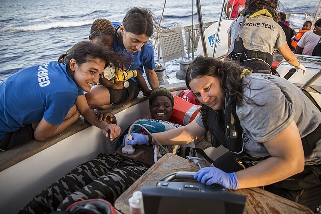 Nevyriausybininkai padeda nėščiai migrantei 