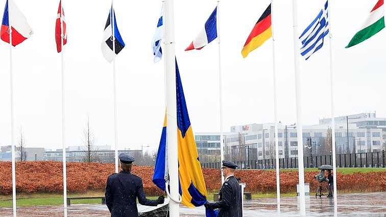 Briuselyje prie NATO būstinės pakilo Švedijos vėliava: šalies premjeras sako, kad Švedija grįžo namo