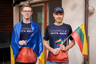 Ігор Гончаренко з України приєднався до литовської команди робототехніки. Поруч з ним Альгірдас Аугустайтіс, менеджер Lituanica X Ігор Гончаренко з України приєднався до литовської команди робототехніки. Поруч з ним Альгірдас Аугустайтіс, менеджер Lituanica X