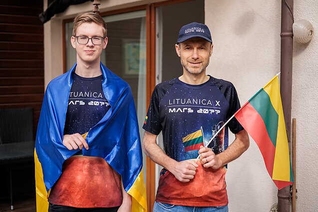 Ігор Гончаренко з України приєднався до литовської команди робототехніки. Поруч з ним Альгірдас Аугустайтіс, менеджер Lituanica X Ігор Гончаренко з України приєднався до литовської команди робототехніки. Поруч з ним Альгірдас Аугустайтіс, менеджер Lituanica X
