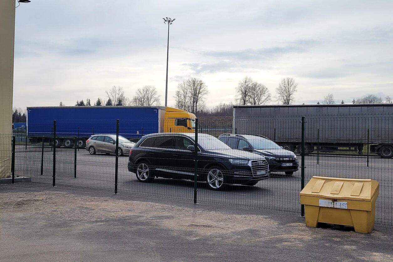 Muitinės pareigūnai sulaikė „Audi Q7“ su rusiškais numeriais