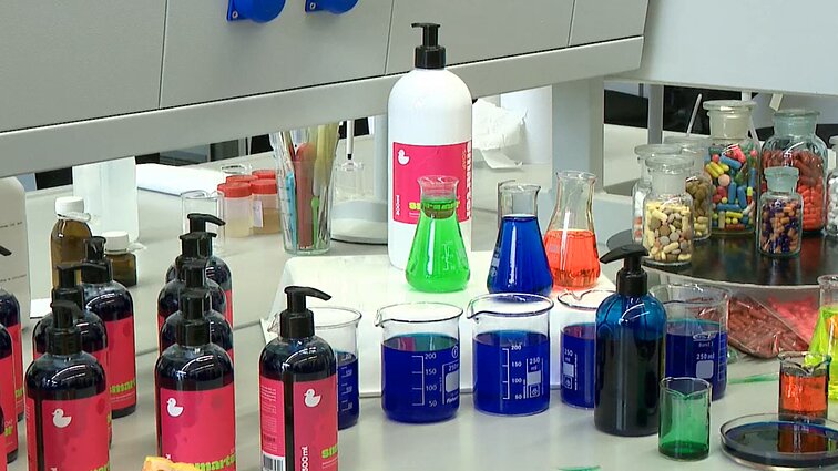 LSMU mokslininkai sukūrė išmanų muilą: plaunant rankas parodo, ar rankos nuplautos tinkamai