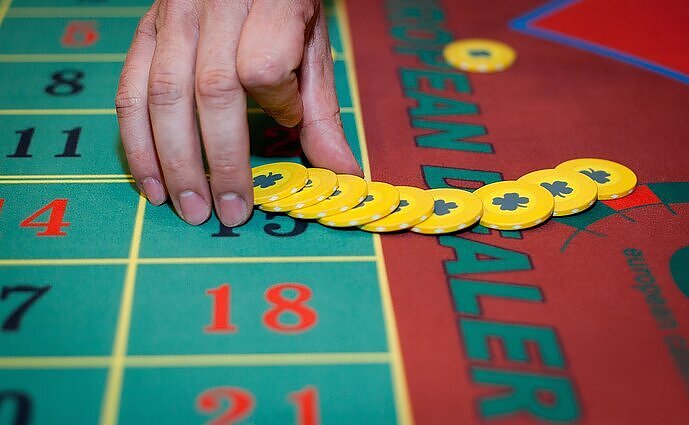 Seime įstrigo siūlymas uždrausti azartinių lošimų reklamą: „Vardan Lietuvos“ paprašė pertraukos iki ketvirtadienio