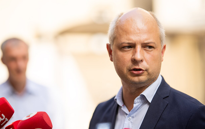 Dėl iškirsto eglyno Gentvilas aiškinosi Seime: grupė parlamentarų pasipiktino ministro pasirinktu kirtimo būdu