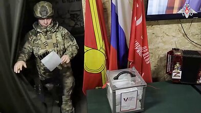 Rusijos gynybos ministerijos išplatinta nuotrauka, kurioje užfiksuotas Rusijos karys, balsuojantis Rusijos prezidento rinkimuose okupuotoje Rytų Ukrainoje