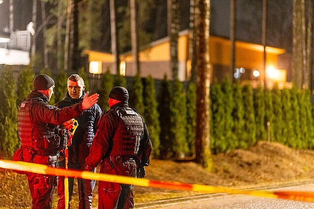 Tušti rusiškų gėrimų buteliai pamiškėje ir virš namų kybojęs dronas: Volkovo kaimynai sako pastebėję ženklus prieš užpuolimą