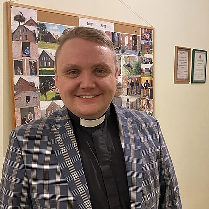 Už Vilniaus. Kunigas Valdas vairuoja ekskavatorių, kad apmokėtų priklausomybės ligų centro išlaidas: su sutana į traktorių nelipu
