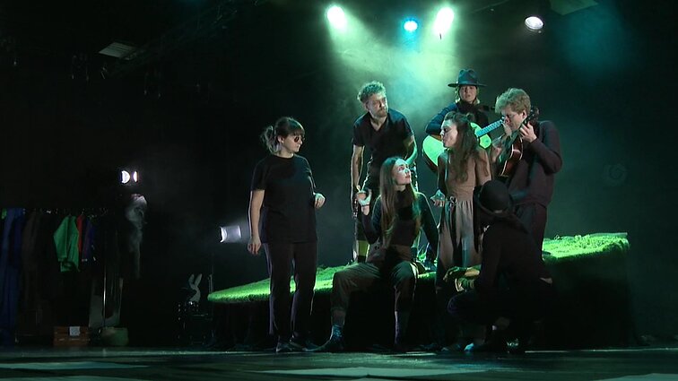 Klaipėdos jaunimo teatras kviečia į premjerą: vaikus ir šeimas džiugins spektaklis „Būti Alisa“