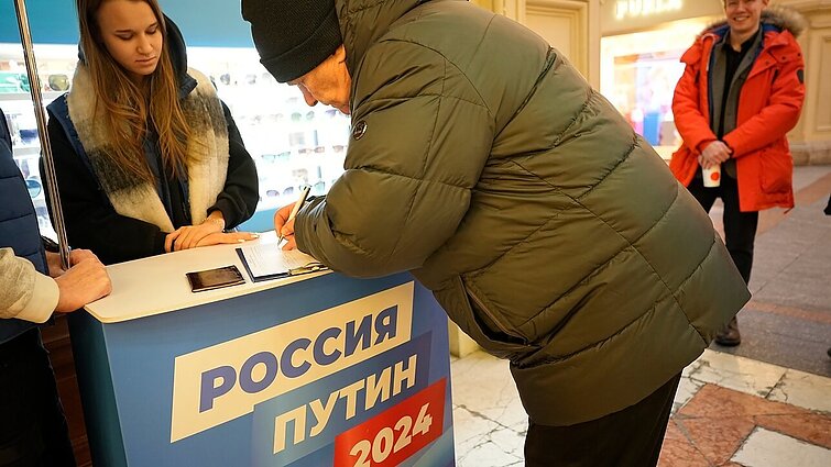 „Vidurdienis be Putino“: opozicija kviečia lygiai 12 val. susirinkti Rusijos rinkimų apylinkėse