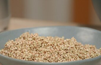 Per naktį mirkyti baltieji, neskrudinti grikiai