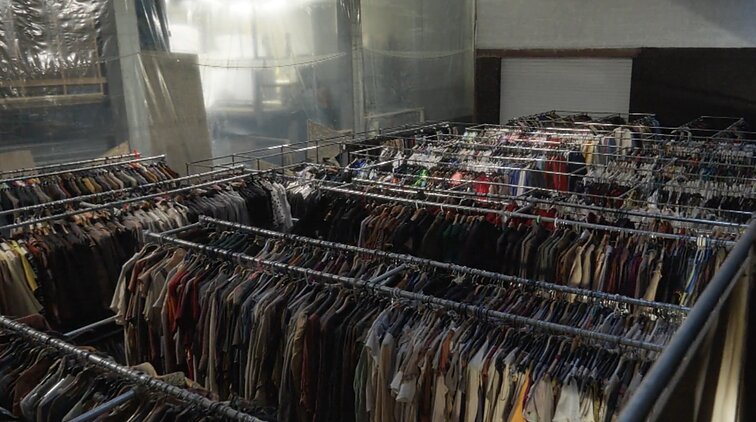 Už kino kostiumų sandėlio sienų: kodėl kai kuriuos vos kartą panaudotus drabužius tenka sunaikinti?