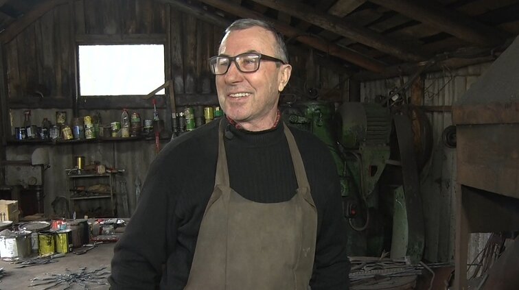 Kalvis Stasys džiaugiasi savo amatu ir gyvenimu kaime: mes mieste uždustume