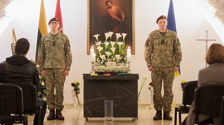 Vilniuje atsisveikinama su Tadu Tumu: pagerbti Ukrainoje žuvusį savanorį atvyko prezidentas