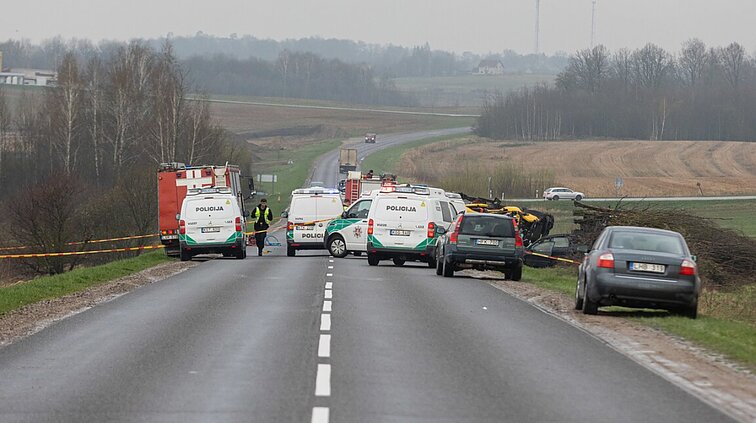 Molėtų rajone moksleivius vežęs autobusas susidūrė su vilkiku, yra nukentėjusių vaikų