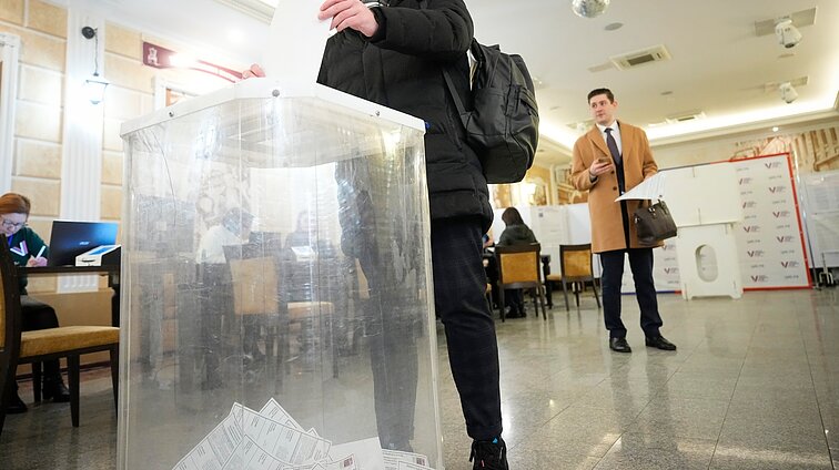 Rusijos pseudo rinkimų grimasos: mergina į balsadėžę pripylė dažų, jai gresia 5 metai nelaisvės