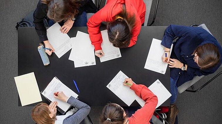 Po 3 metų pertraukos gyventojai rašė Nacionalinį diktantą, prisijungė ir žmonės su regos negalia