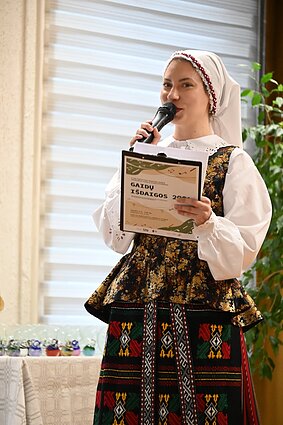 Jovita Rutkauskaitė. „Vedu Respublikinį konkursą savo dabartiniame darbe. Esu itin laiminga vilkėdama suvalkietišką tautinį kostiumą – suvalkietiška kultūra yra vienas iš mano dabartinių „specialiųjų pomėgių”. 