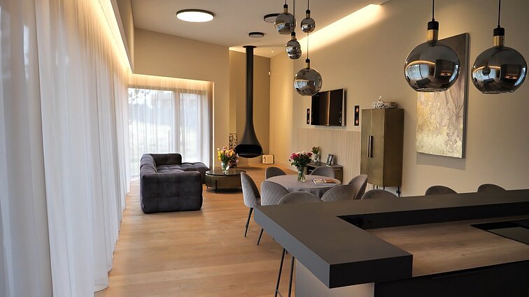 Savo trečiojo būsto interjerą kartu su šeima kūrusi Lina: norėjosi sukurti modernius, minimalistinius namus