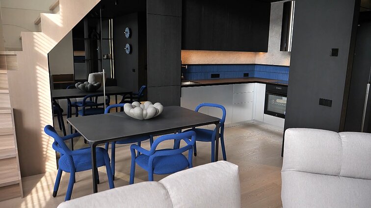 Nedideliame būste miško apsuptyje – drąsūs kobalto mėlynos akcentai ir stiklo gausa