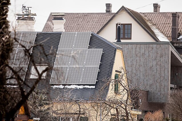 Gyventojų saulės elektrinėms – dar 40 mln. eurų paramos: ekspertai mato ir problemų – paklausa milžiniška, sistemos stringa