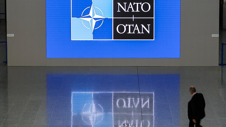 „Langas atviras tik trumpam, paskubėkite“: prisiminė Lietuvos stojimą į NATO ir tuo metu pasklidusius „memus“