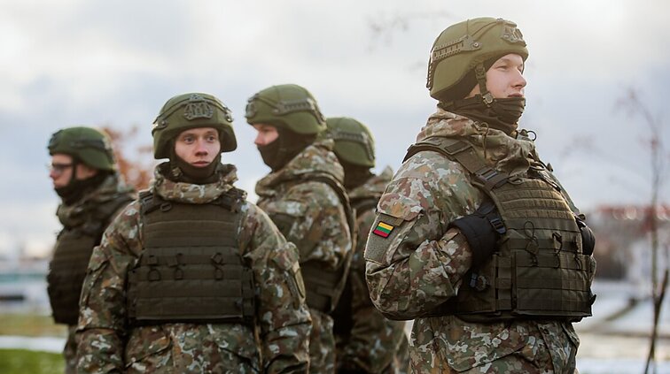 Įvertino kalbų apie neskaidrumą gynyboje įtaką: meta šešėlį ant kojų stojančiai pramonei