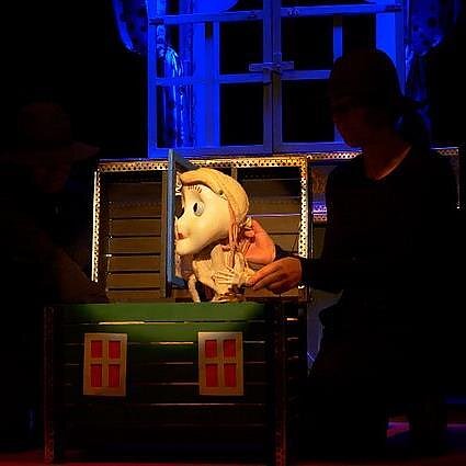 Panevėžyje įsikūręs vienintelis toks Europoje lėlių vežimo teatras ruošiasi artėjančiam vasaros sezonui / LRT PLIUS laidos „Kultūros diena“ stop kadras, Panevėžyje įsikūręs vienintelis toks Europoje lėlių vežimo teatras ruošiasi artėjančiam vasaros sezonui / LRT PLIUS laidos „Kultūros diena“ stop kadras