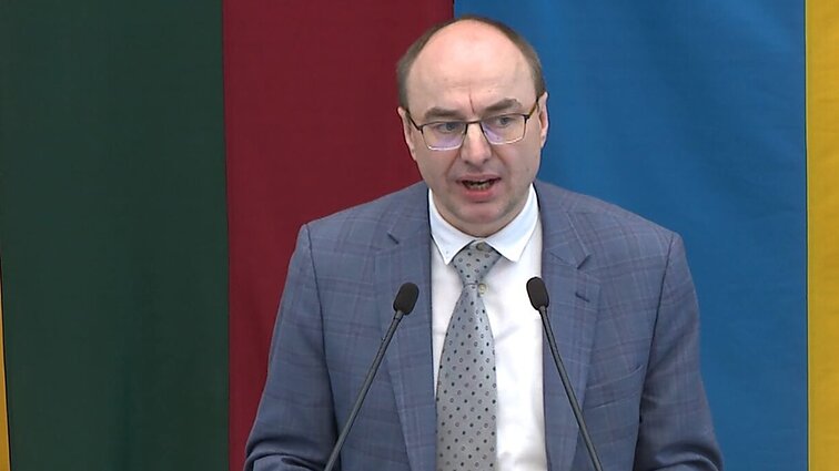 Seimas dėl nepasitikėjimo atleido Modestą Gelbūdą: kancleris sako, kad politikų kritika kelia šypseną