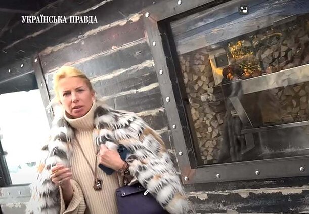 Moteris su kailinukais – Šoigu pavaduotojo žmona Svetlana Ivanova. 