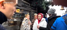 Moteris su kailinukais – Šoigu pavaduotojo žmona Svetlana Ivanova. Moteris su balta striuke – Meladzės žmona.
