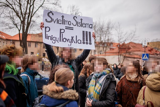 Vienuoliktokai piketuoja prieš tarpinius patikrinimus