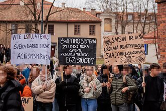 Vienuoliktokai piketuoja prieš tarpinius patikrinimus