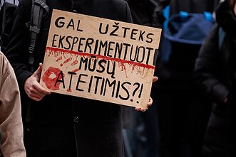 Vienuoliktokai piketuoja prieš tarpinius patikrinimus