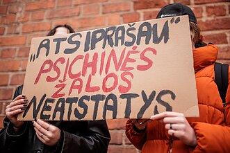 Vienuoliktokai piketuoja prieš tarpinius patikrinimus