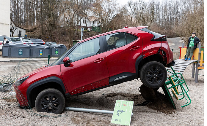 Vilniuje automobilis įvažiavo į vaikų žaidimų aikštelę