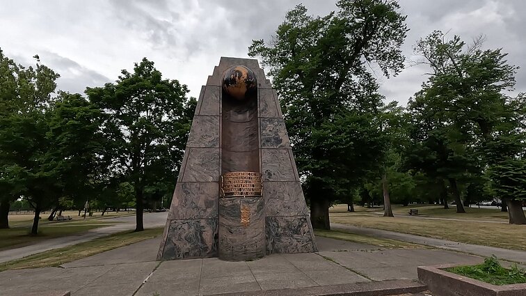 Lietuvių rajonas Čikagos Market parke: Lithuanian plaza gatvė ir paminklas Dariui ir Girėnui