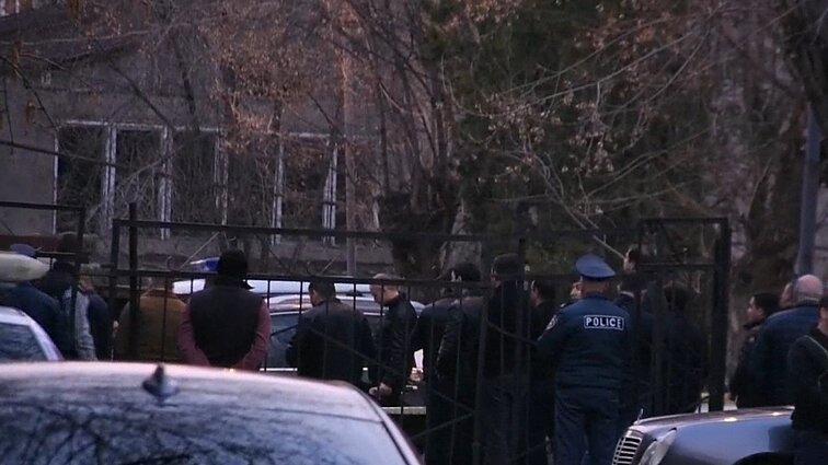 Jerevane trys vyrai suimti ir apkaltini terorizmu po to, kai bandė šturmuoti policijos nuovadą