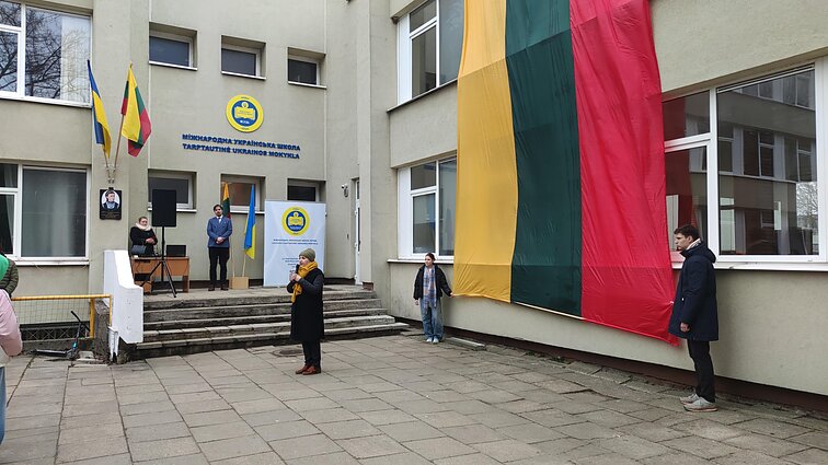 У Вільнюсі відбувся шкільний мітинг вдячності Литві за можливість навчатися українською мовою У Вільнюсі відбувся шкільний мітинг вдячності Литві за можливість навчатися українською мовою