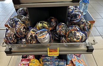 Lietuviškame degalinių tinkle „Emsi“ siūloma įsigyti plastikinį kiaušinį-siurprizą ant kurio – rusų karys