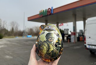 Lietuviškame degalinių tinkle „Emsi“ siūloma įsigyti plastikinį kiaušinį-siurprizą ant kurio – rusų karys