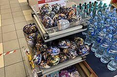 Lietuviškame degalinių tinkle „Emsi“ siūloma įsigyti plastikinį kiaušinį-siurprizą ant kurio – rusų karys