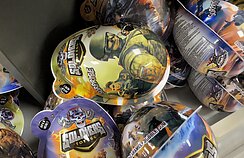 Lietuviškame degalinių tinkle „Emsi“ siūloma įsigyti plastikinį kiaušinį-siurprizą ant kurio – rusų karys