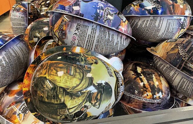Lietuviškame degalinių tinkle „Emsi“ siūloma įsigyti plastikinį kiaušinį-siurprizą ant kurio – rusų karys