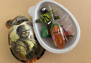  Lietuviškame degalinių tinkle „Emsi“ siūloma įsigyti plastikinį kiaušinį-siurprizą ant kurio – rusų karys