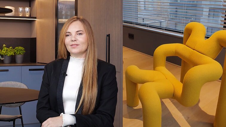 Modernus butas Vilniaus Naujamiestyje: erdvė kurta derinant kontrastingas medžiagas ir formas